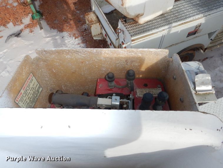 image for item FU9135 2001 International 4700 bucket truck