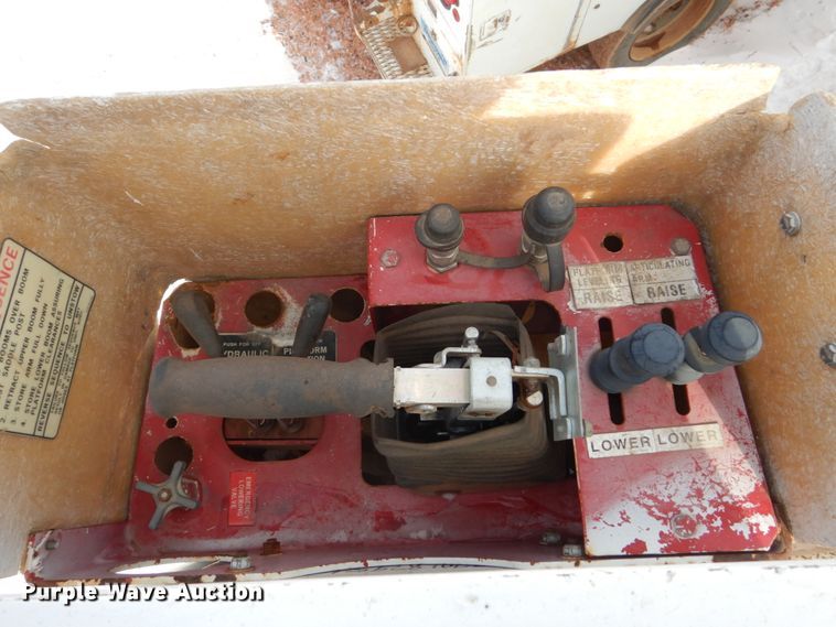 image for item FU9135 2001 International 4700 bucket truck