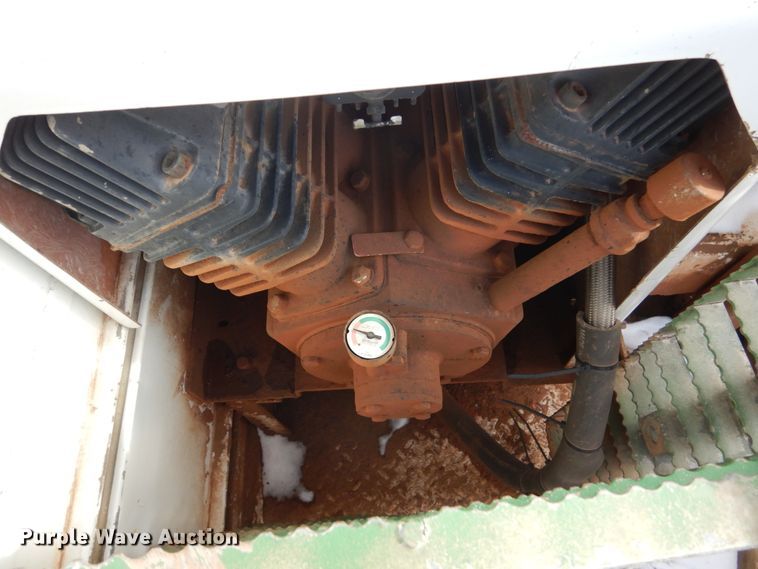 image for item FU9135 2001 International 4700 bucket truck