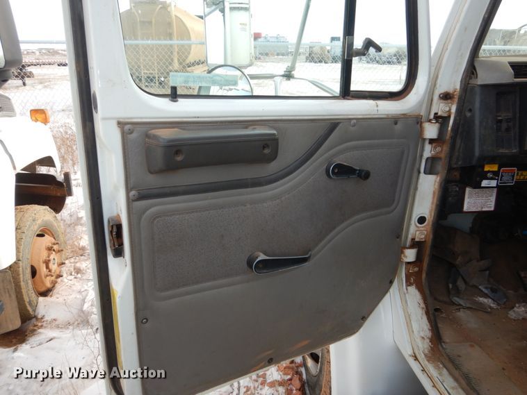 image for item FU9135 2001 International 4700 bucket truck