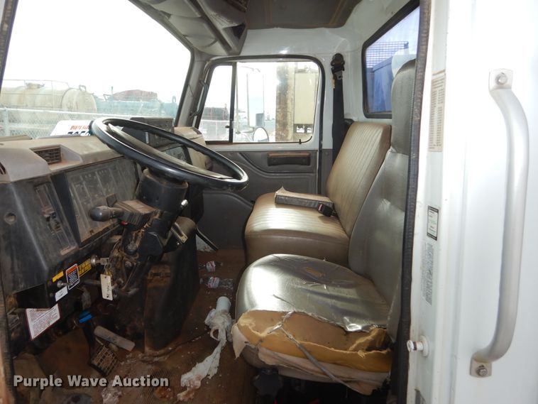 image for item FU9135 2001 International 4700 bucket truck