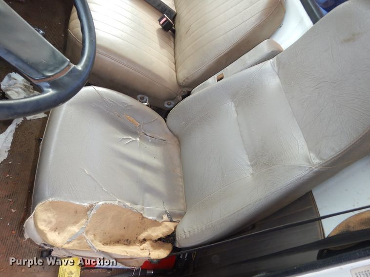 image for item FU9135 2001 International 4700 bucket truck