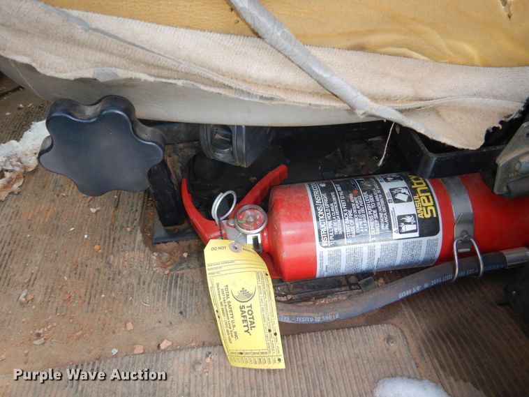 image for item FU9135 2001 International 4700 bucket truck