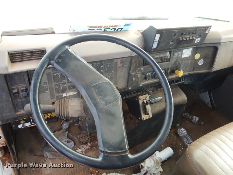 image for item FU9135 2001 International 4700 bucket truck