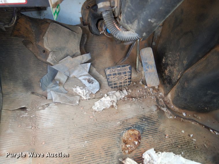 image for item FU9135 2001 International 4700 bucket truck