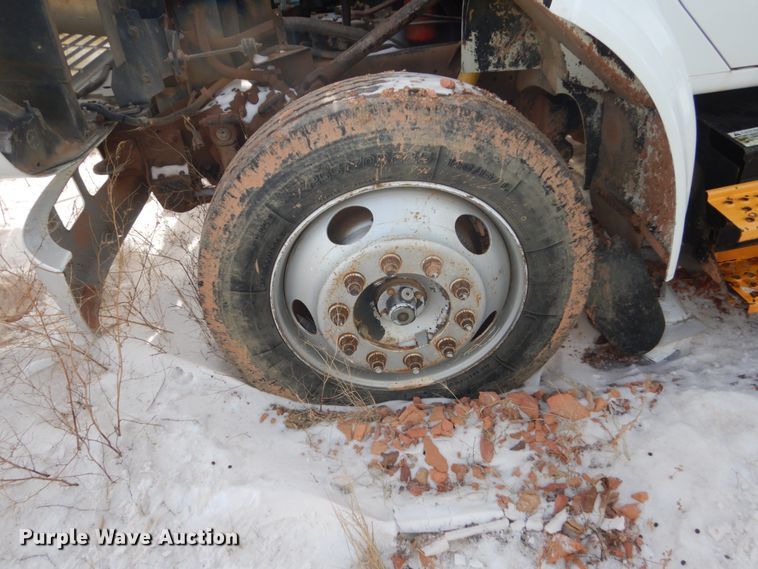 image for item FU9135 2001 International 4700 bucket truck