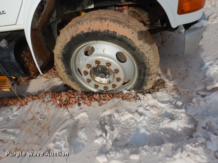 image for item FU9135 2001 International 4700 bucket truck