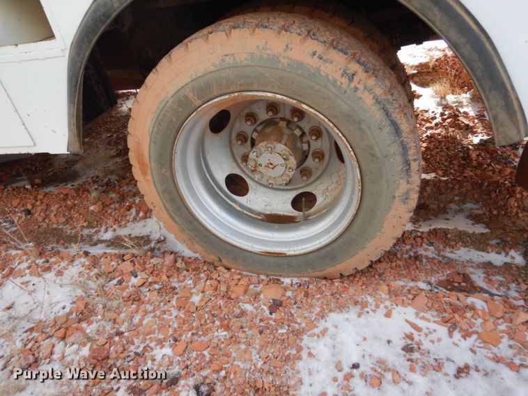 image for item FU9135 2001 International 4700 bucket truck