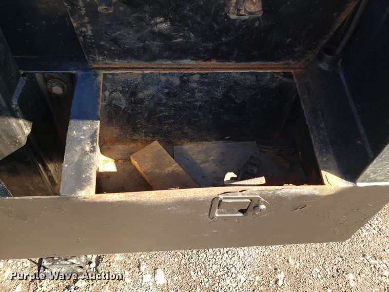 image for item GA9375 2013 flat bed trailer