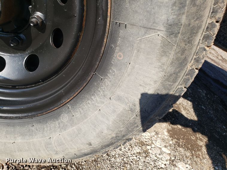 image for item GA9375 2013 flat bed trailer