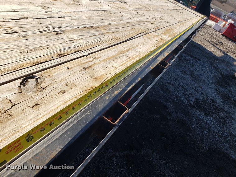 image for item GA9375 2013 flat bed trailer