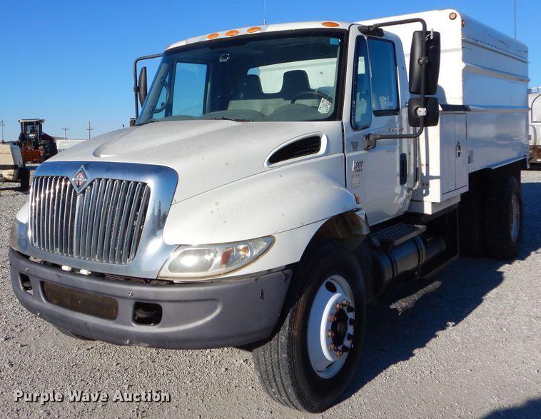 image for item GB9616 2002 International 4300 chip bed truck