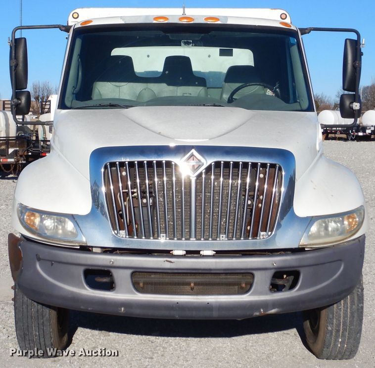 image for item GB9616 2002 International 4300 chip bed truck