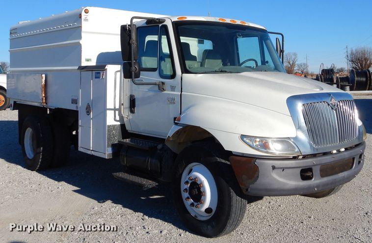 image for item GB9616 2002 International 4300 chip bed truck