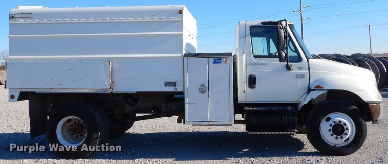 image for item GB9616 2002 International 4300 chip bed truck