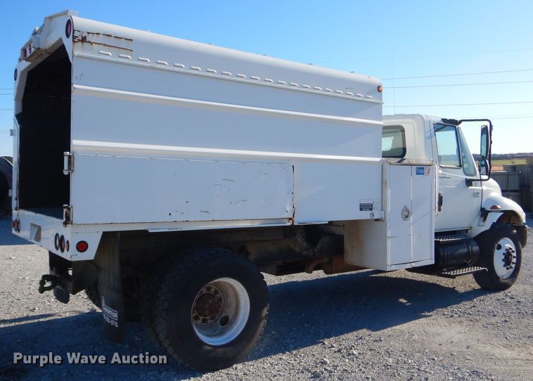 image for item GB9616 2002 International 4300 chip bed truck