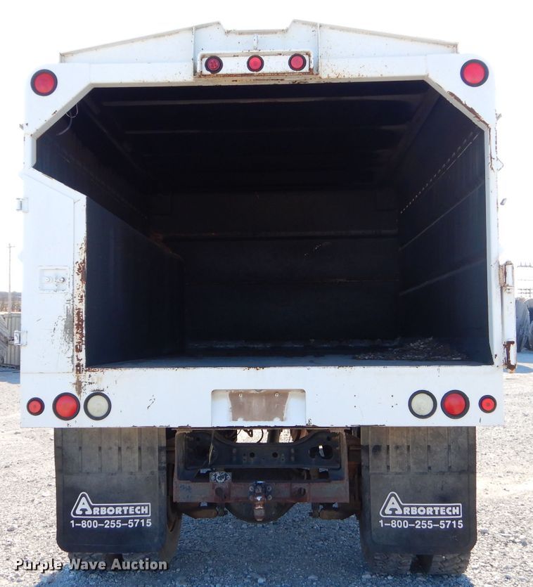 image for item GB9616 2002 International 4300 chip bed truck