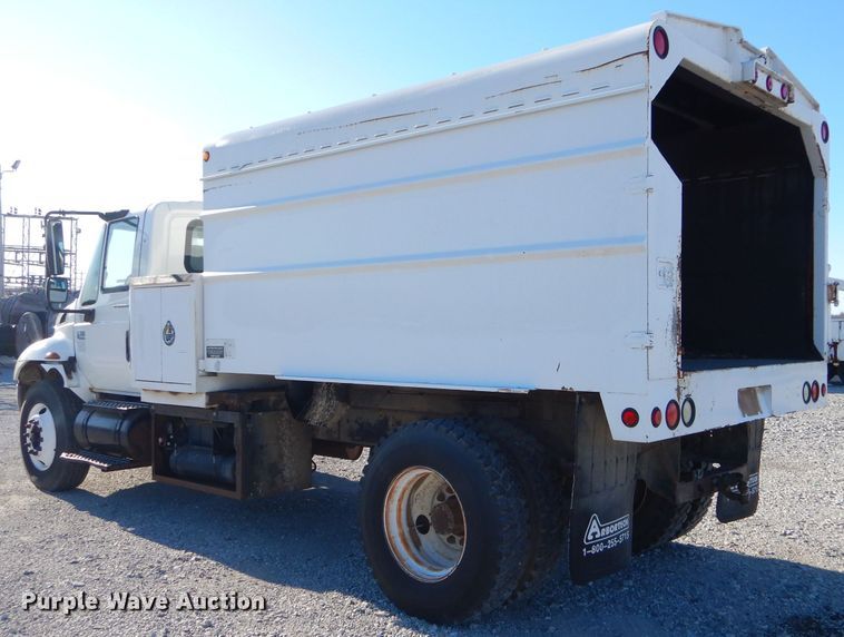 image for item GB9616 2002 International 4300 chip bed truck