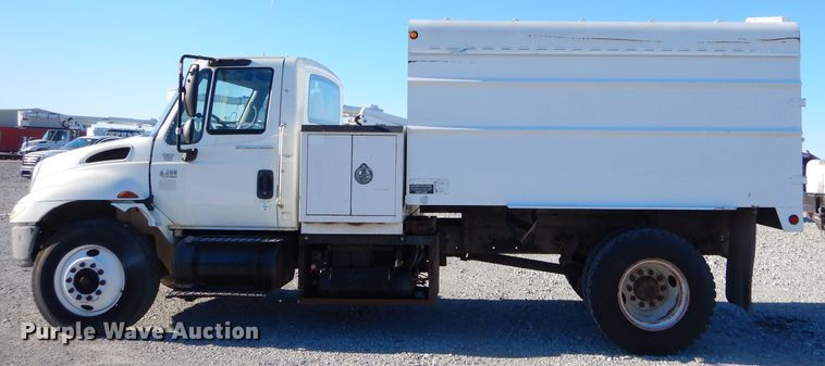 image for item GB9616 2002 International 4300 chip bed truck