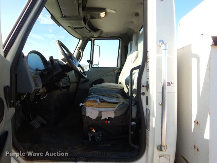 image for item GB9616 2002 International 4300 chip bed truck