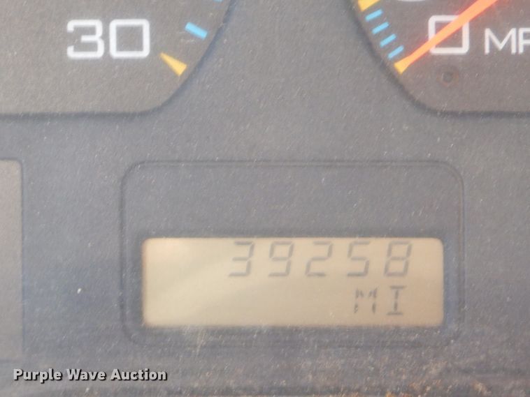 image for item GB9616 2002 International 4300 chip bed truck