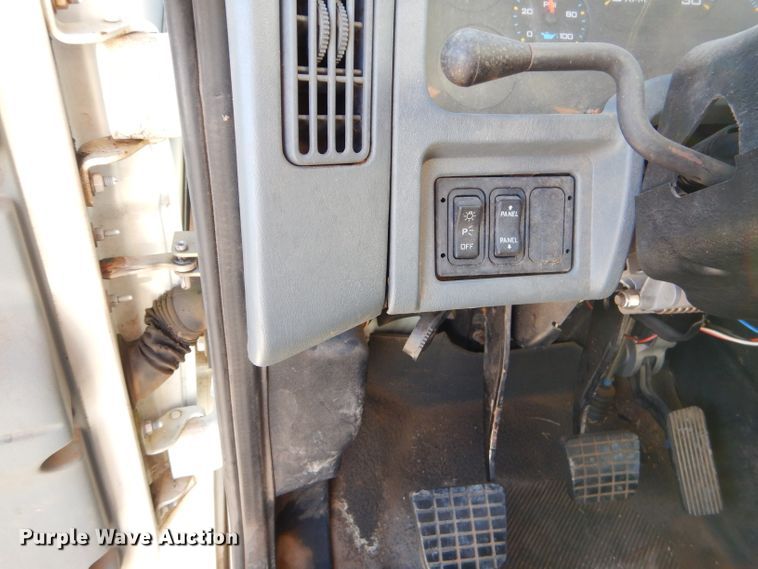 image for item GB9616 2002 International 4300 chip bed truck