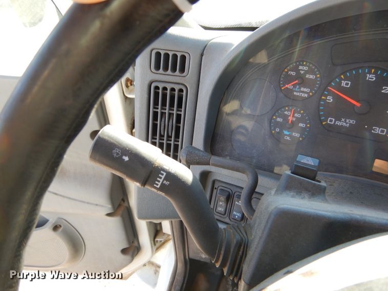 image for item GB9616 2002 International 4300 chip bed truck