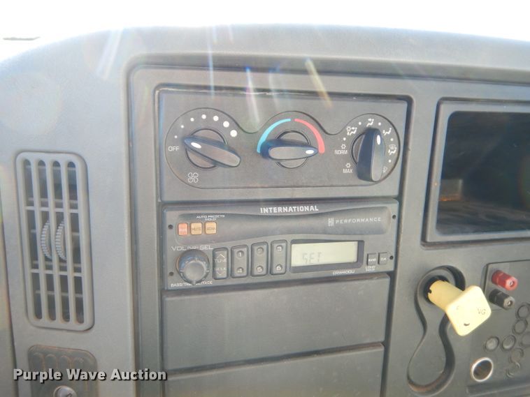 image for item GB9616 2002 International 4300 chip bed truck