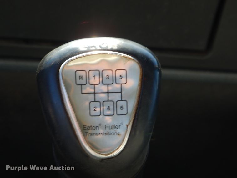 image for item GB9616 2002 International 4300 chip bed truck