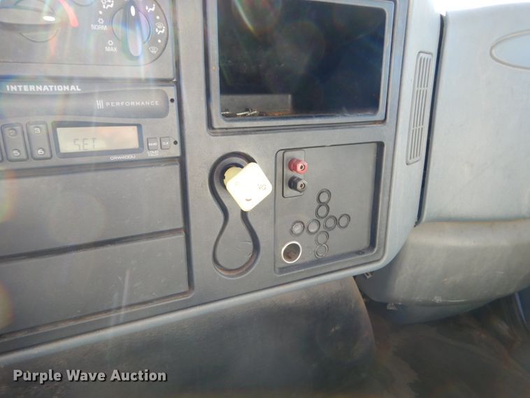 image for item GB9616 2002 International 4300 chip bed truck