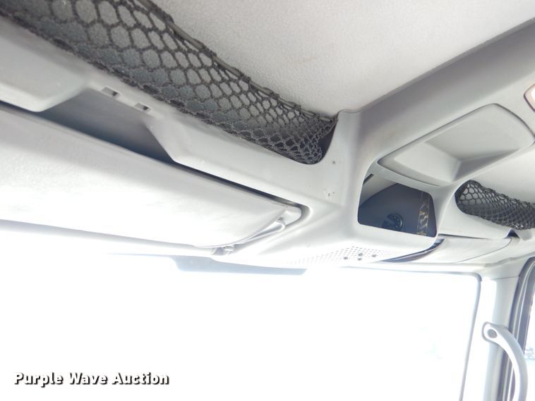 image for item GB9616 2002 International 4300 chip bed truck