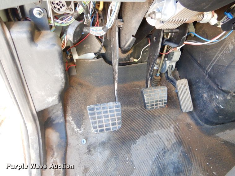 image for item GB9616 2002 International 4300 chip bed truck