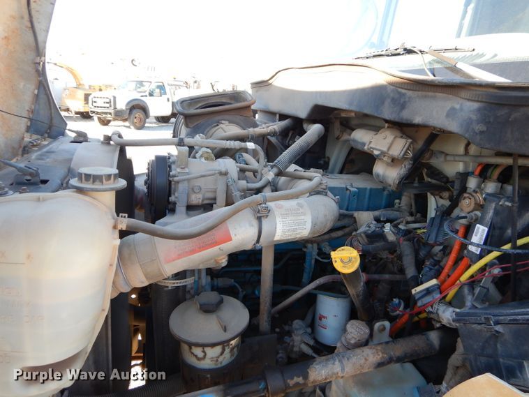 image for item GB9616 2002 International 4300 chip bed truck