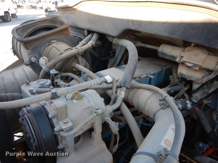 image for item GB9616 2002 International 4300 chip bed truck