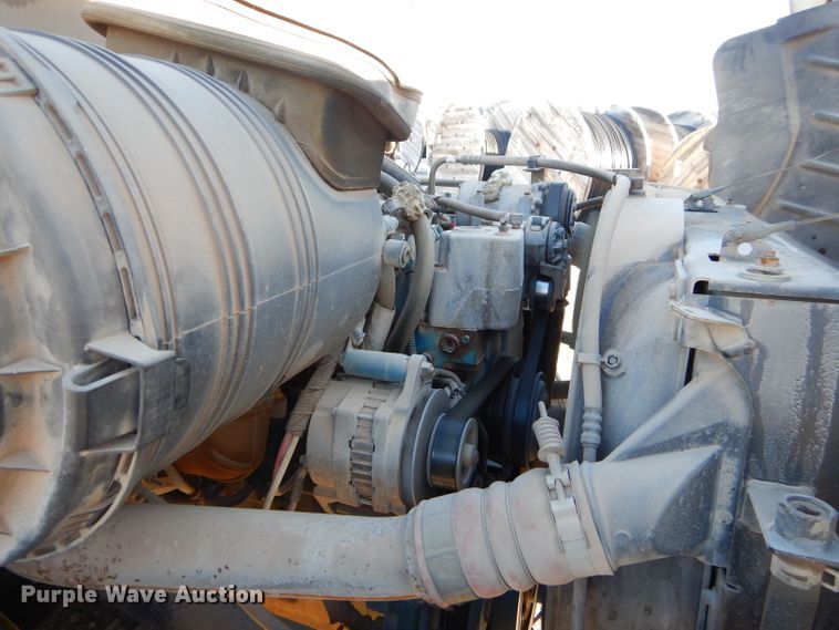 image for item GB9616 2002 International 4300 chip bed truck