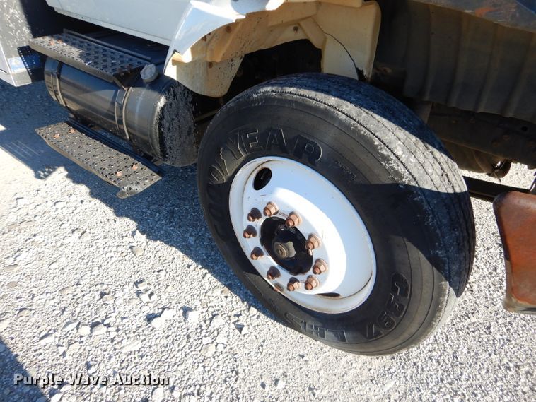 image for item GB9616 2002 International 4300 chip bed truck