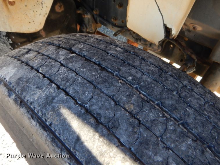 image for item GB9616 2002 International 4300 chip bed truck