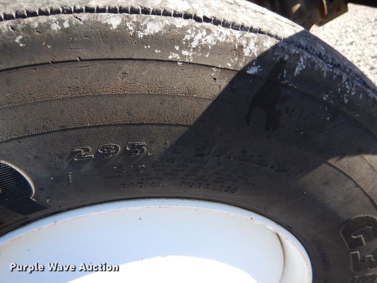 image for item GB9616 2002 International 4300 chip bed truck