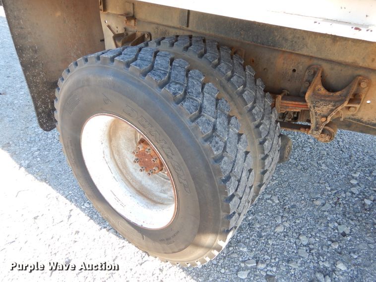 image for item GB9616 2002 International 4300 chip bed truck