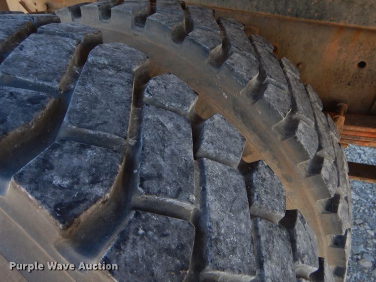 image for item GB9616 2002 International 4300 chip bed truck