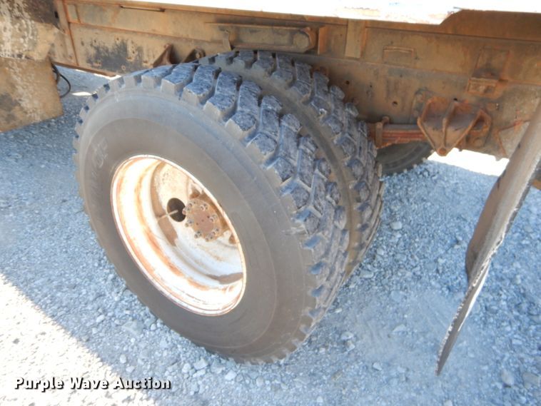 image for item GB9616 2002 International 4300 chip bed truck