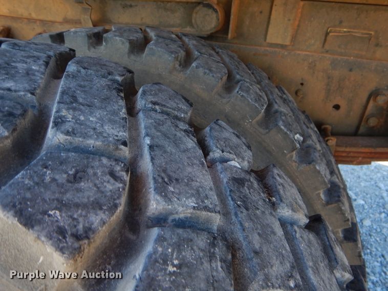 image for item GB9616 2002 International 4300 chip bed truck