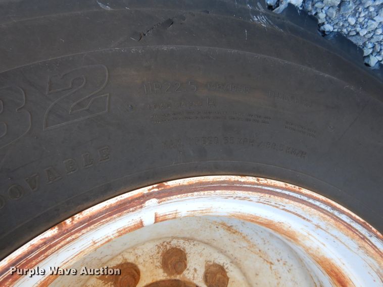 image for item GB9616 2002 International 4300 chip bed truck