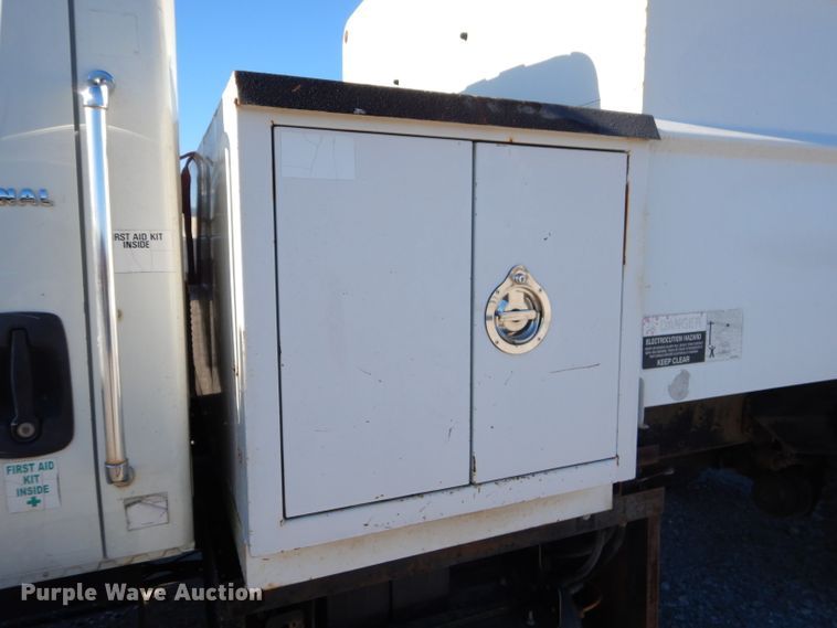 image for item GB9616 2002 International 4300 chip bed truck