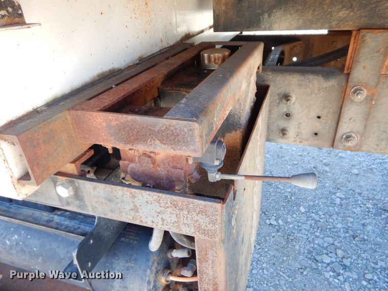 image for item GB9616 2002 International 4300 chip bed truck