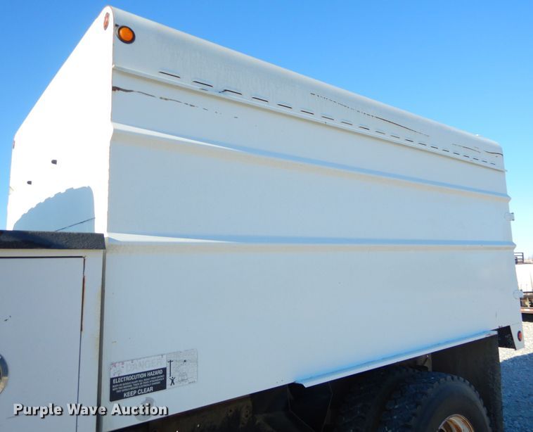 image for item GB9616 2002 International 4300 chip bed truck