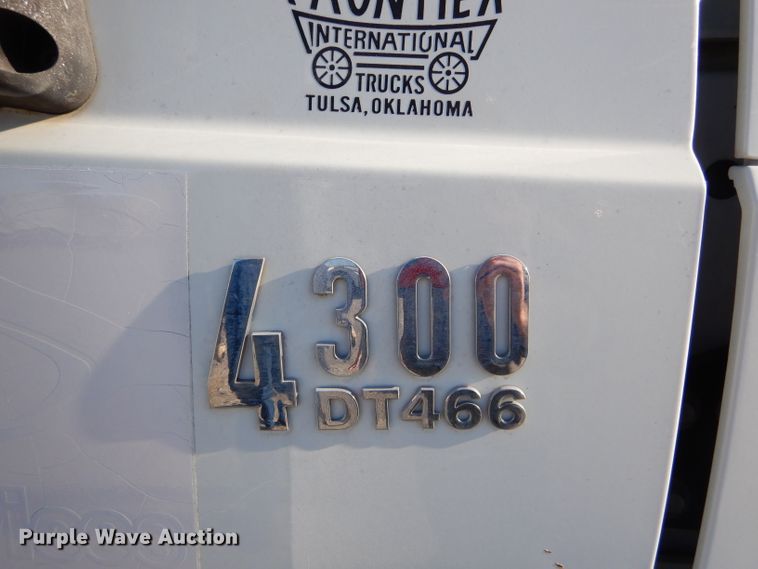 image for item GB9616 2002 International 4300 chip bed truck