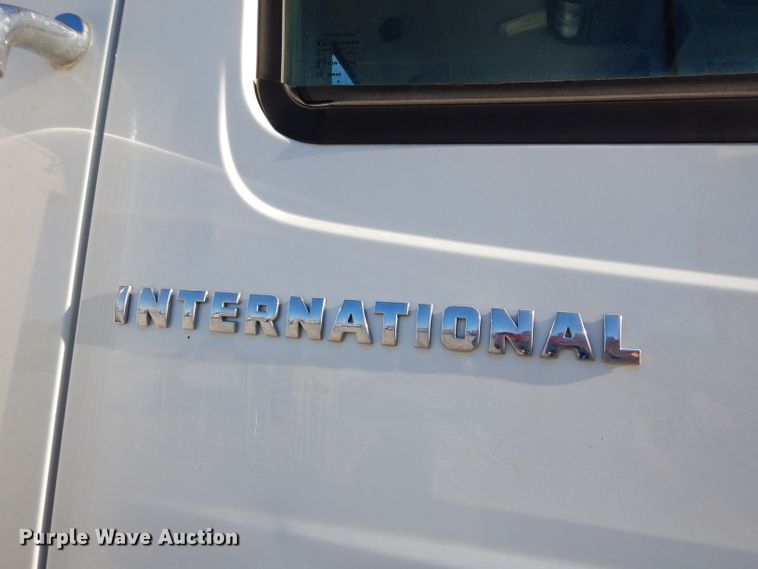 image for item GB9616 2002 International 4300 chip bed truck
