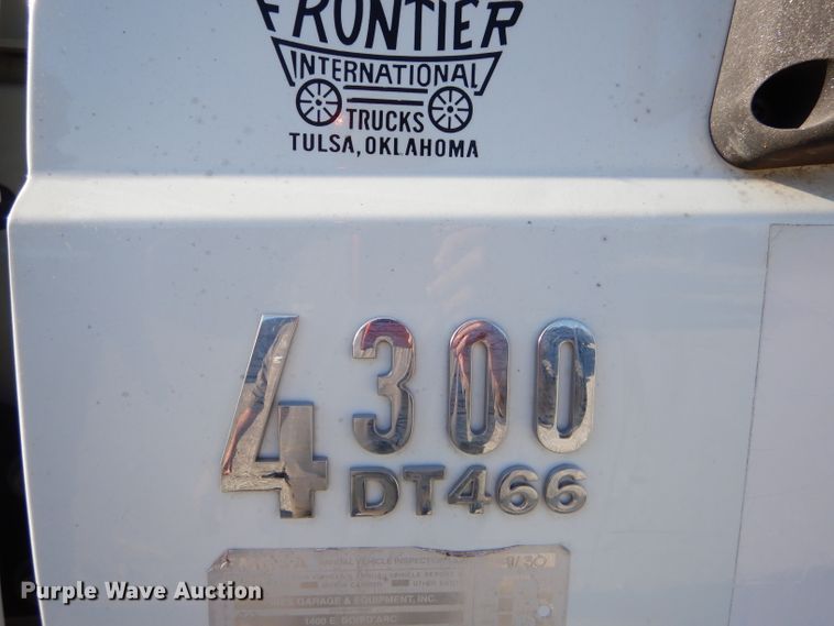 image for item GB9616 2002 International 4300 chip bed truck