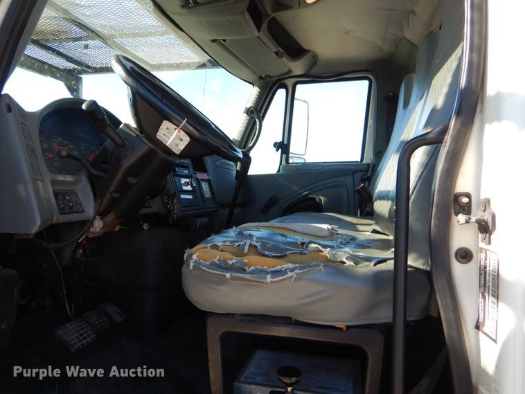 image for item GB9617 2005 International 4300 bucket truck